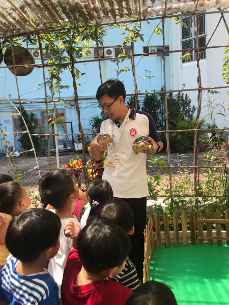 幼稚園同學到訪生態園探望龜龜